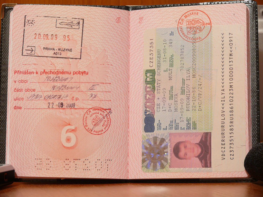 Можно ли забирать паспорт у иностранца для регистрации
