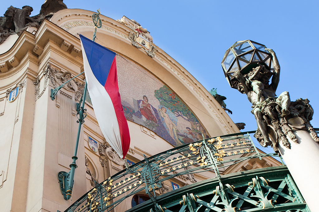 Чешский флаг на Общественном доме в Праге / Česká vlajka na Obecním domě v Praze