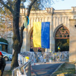 Посольство РФ утопает в плакатах и грязи после митингов